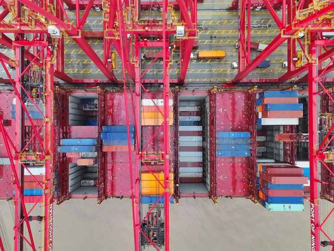 寧波舟山港迎新年首艘"海上巨無(wú)霸"，內(nèi)貿(mào)集裝箱海運(yùn)開(kāi)啟新篇章