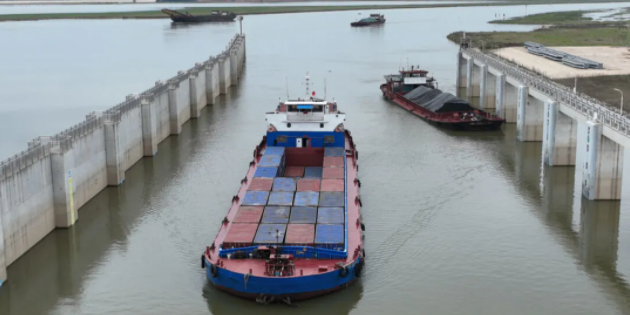 上饒鄱陽(yáng)港集裝箱船運(yùn)首航成功