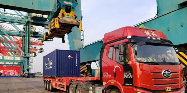 黃驊港首批危險(xiǎn)貨物集裝箱順利發(fā)運(yùn)